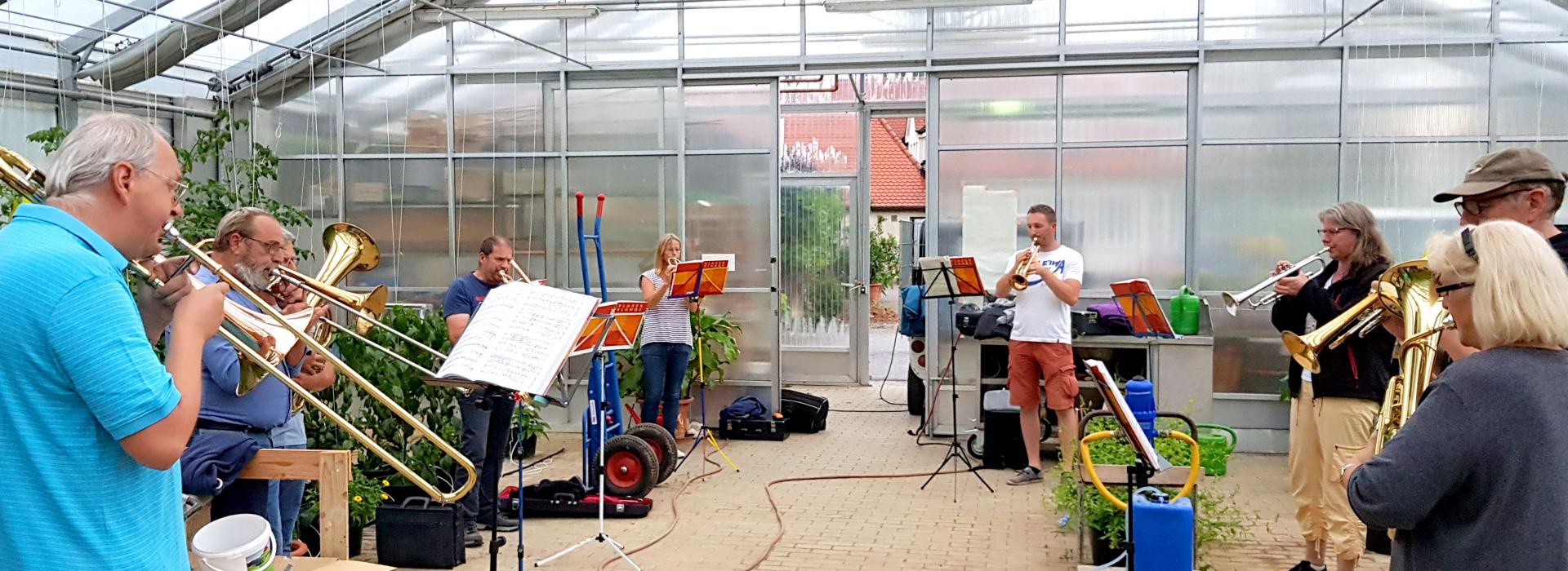 Der Posaunenchor in einem Gewächshaus 