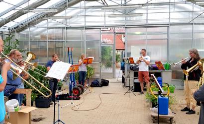 Der Posaunenchor in einem Gewächshaus 