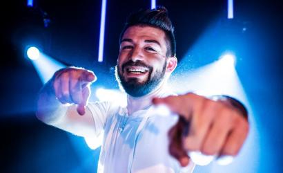 DJ der mit den Fingern in die Kamera zeit