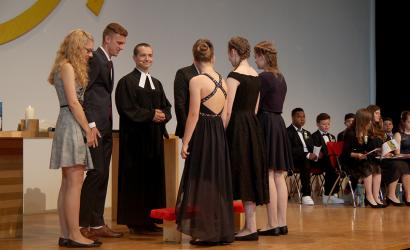 Konfirmation im Forum Schönblick vor dem Altar