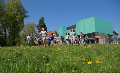 Kinder rennen auf einer Wiese