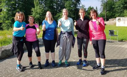 Frauensportgruppe die den Daumen hoch zeigen